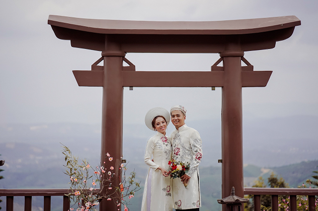 Nhiều cặp đôi lựa chọn làm địa điểm chụp ảnh cưới Đà Nẵng tại chùa Linh Ứng