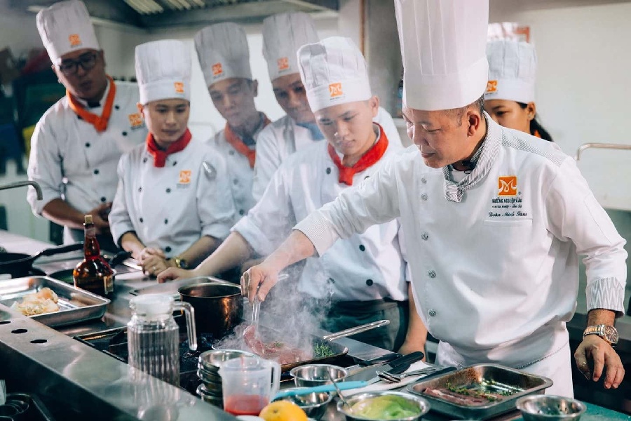 Hướng Nghiệp Á Âu là nơi học nấu ăn chuyên nghiệp ở Hà Nội