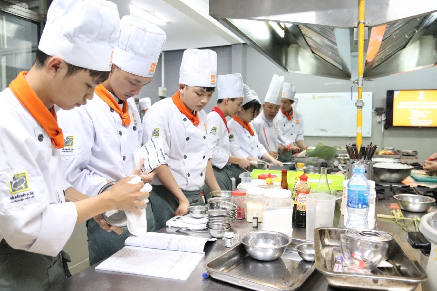 Khóa học nấu ăn ở Hà Nội cơ bản đào tạo kiến thức và kỹ năng cần thiết