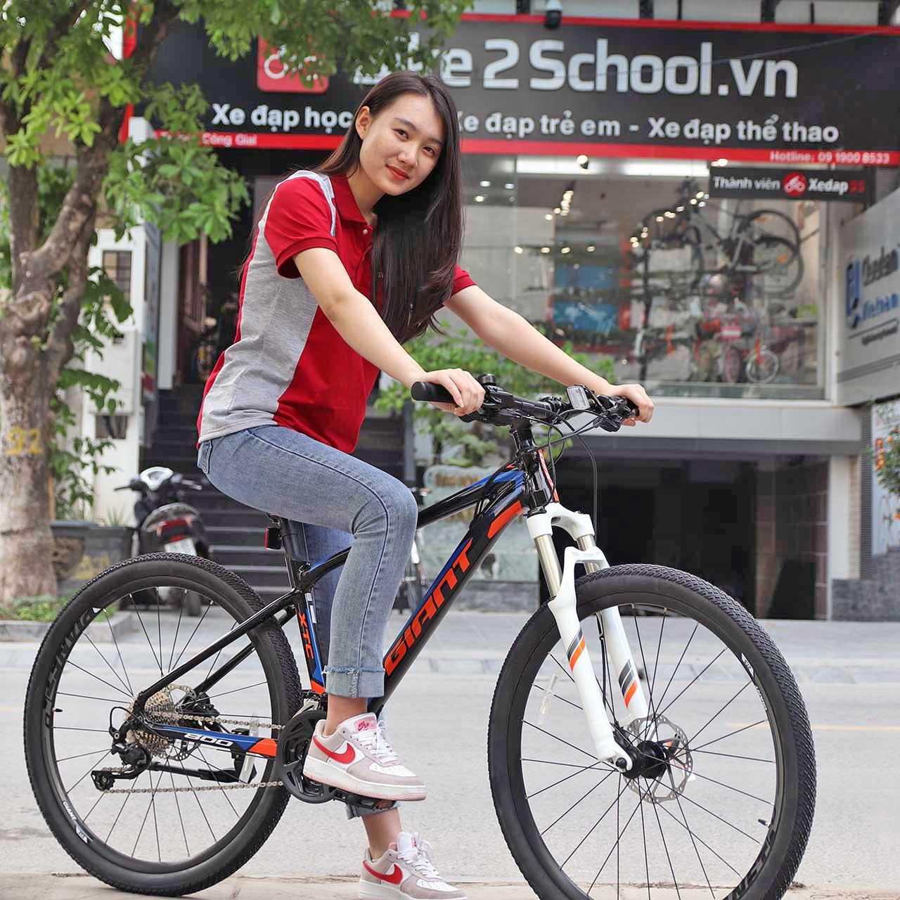 A person riding a bicycle

Description automatically generated with medium confidence